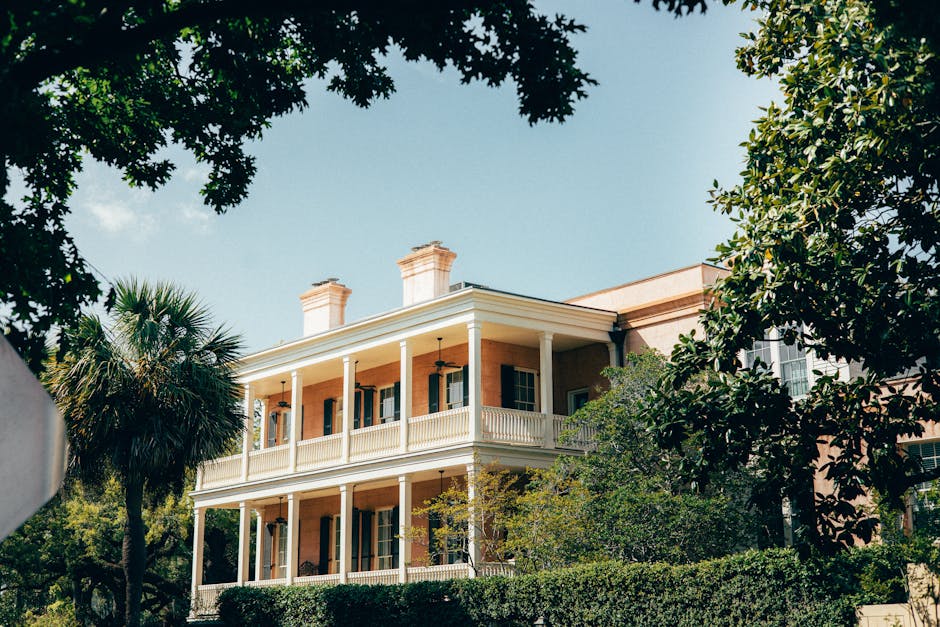 Charming historic Southern mansion surrounded by lush greenery in Savannah, Georgia.