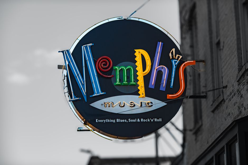 Vibrant neon sign for Memphis Music on Beale Street, highlighting blues and rock'n'roll heritage.